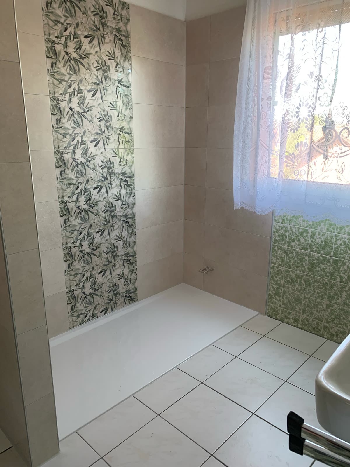 Bodengleiche Dusche mit Dekorstreifen