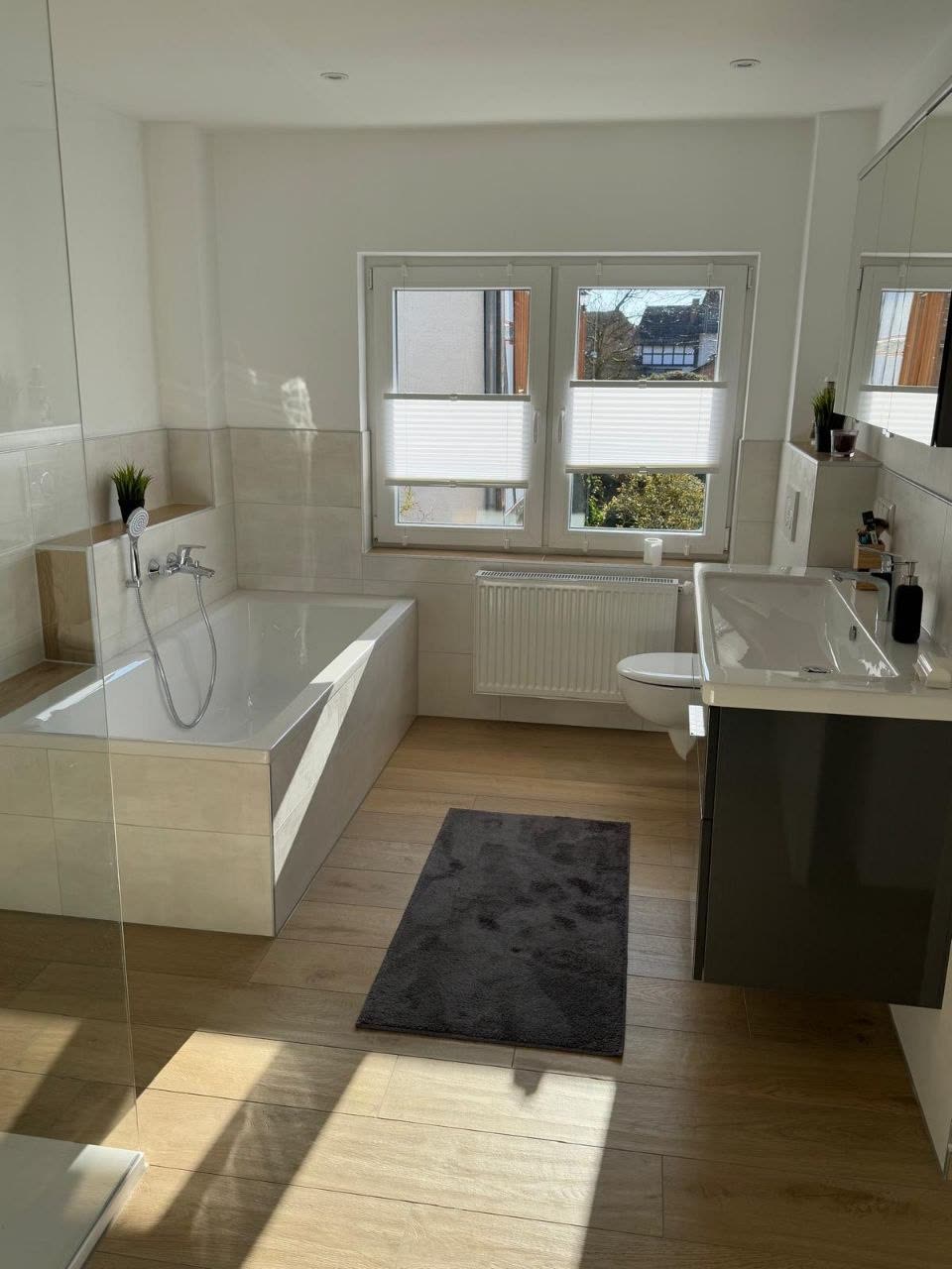 Modernes Bad mit Holzoptik-Fliesen