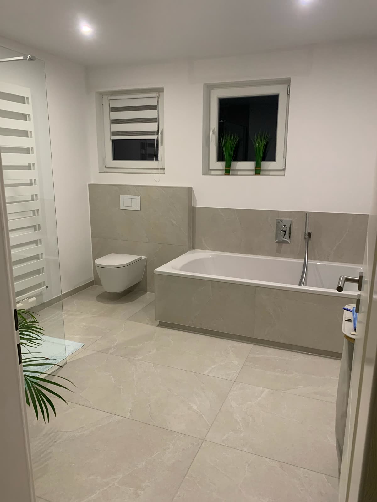 Bad in Marmoroptik mit Wanne