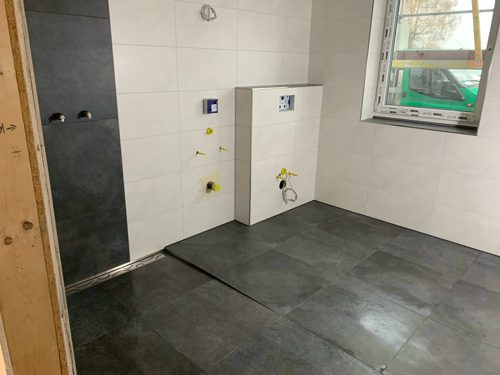 Neubau-Bad nachher – anthrazit Boden, bodengleiche Dusche