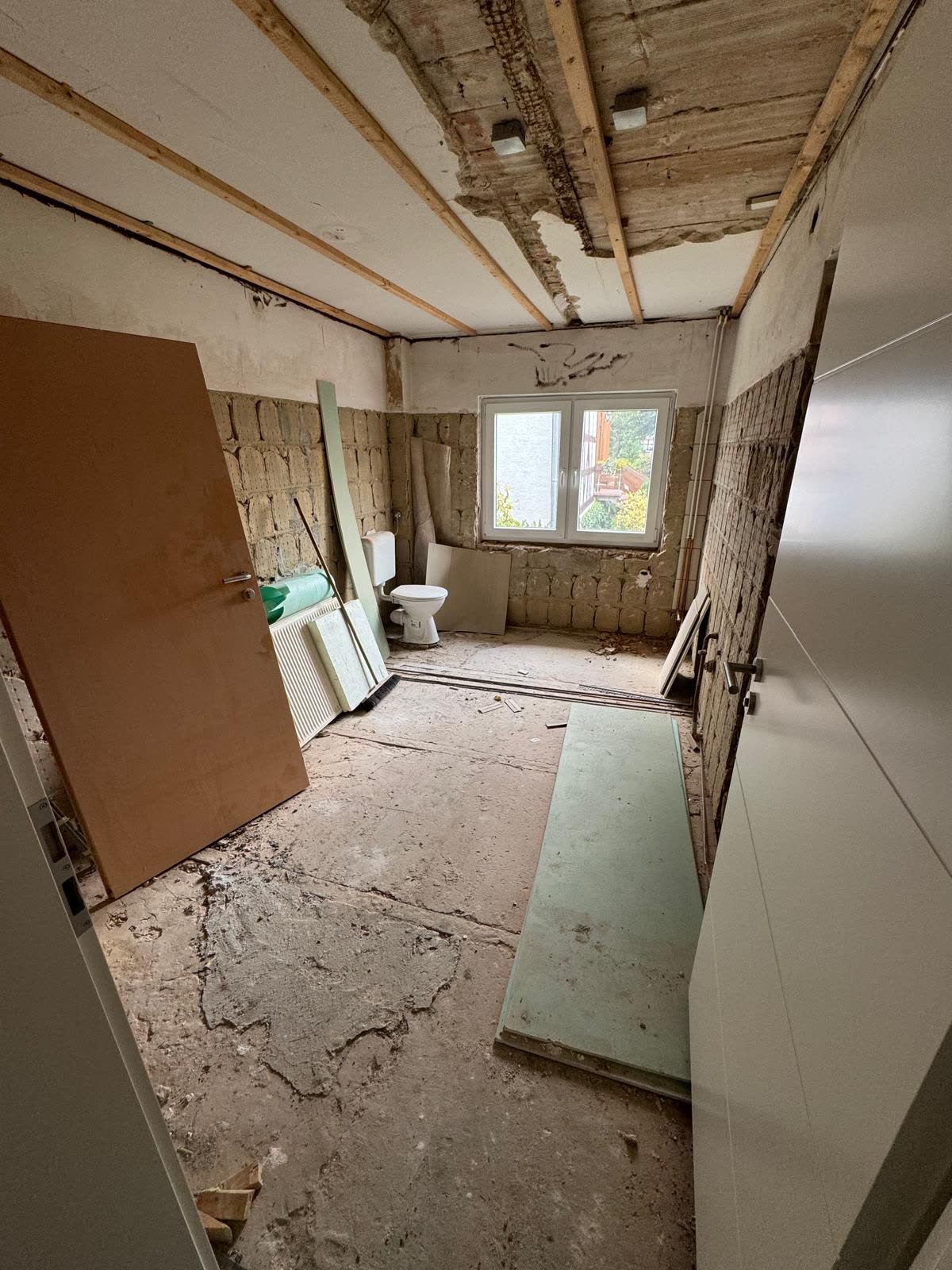 Badezimmer vorher – entkernter Rohbau