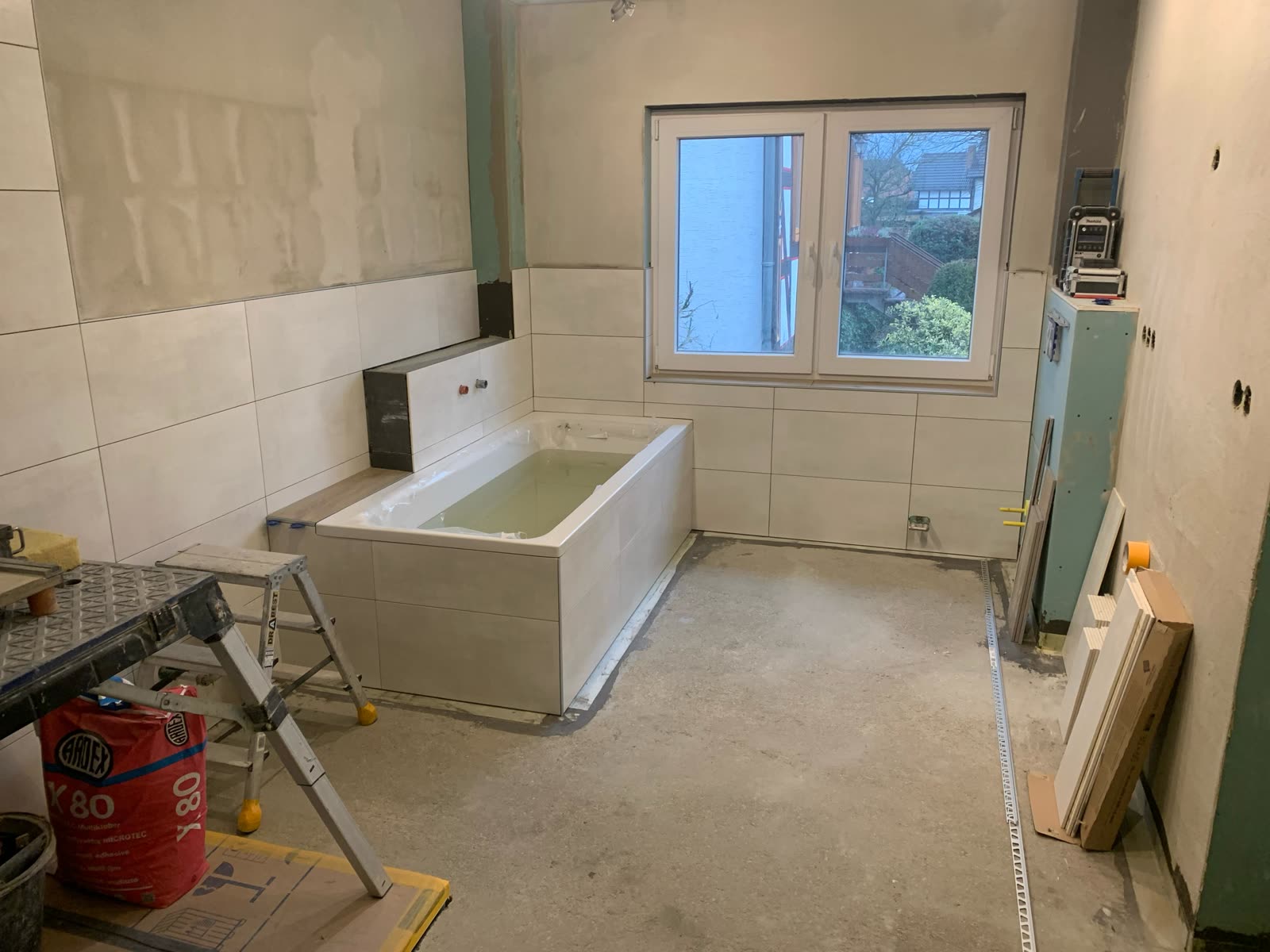 Badezimmer während der Ausführung – Wanne und Wandfliesen