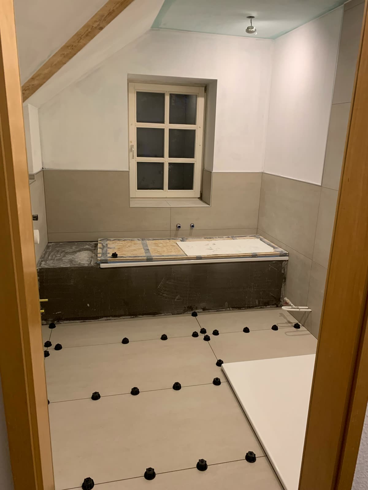 Dachbad während – Wanne verkleidet, Boden im Verlegen