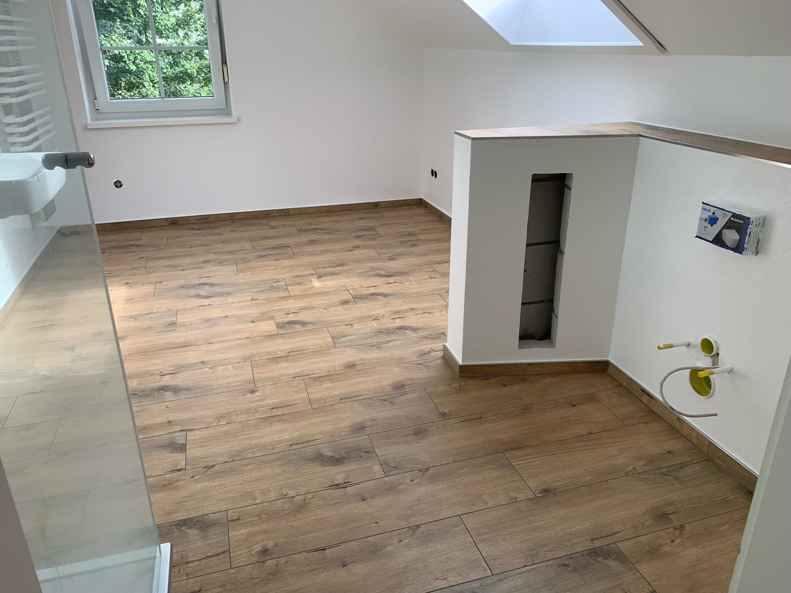 Dachraum mit Holzoptik-Boden