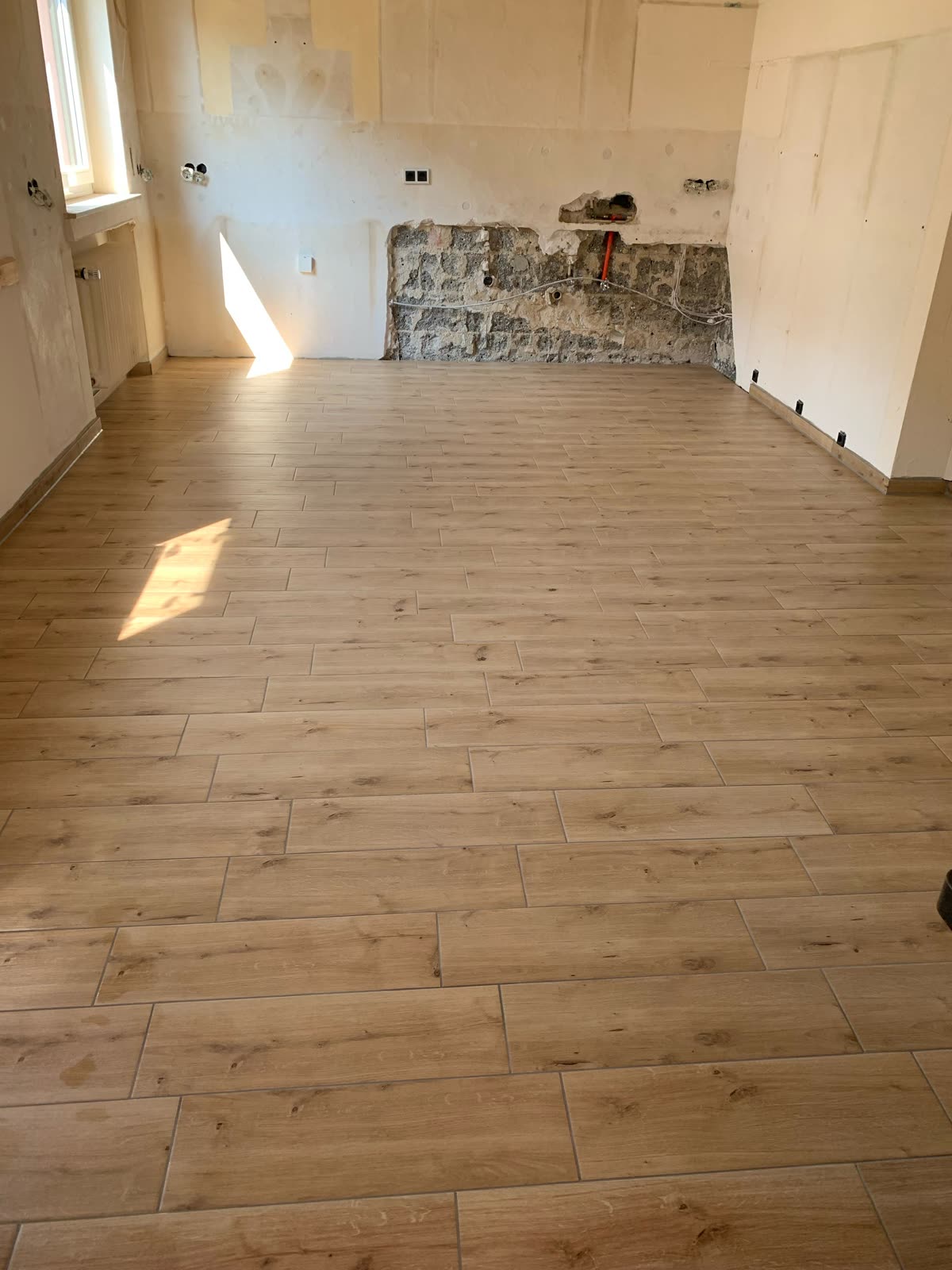 Wohnraum mit Holzoptik-Boden