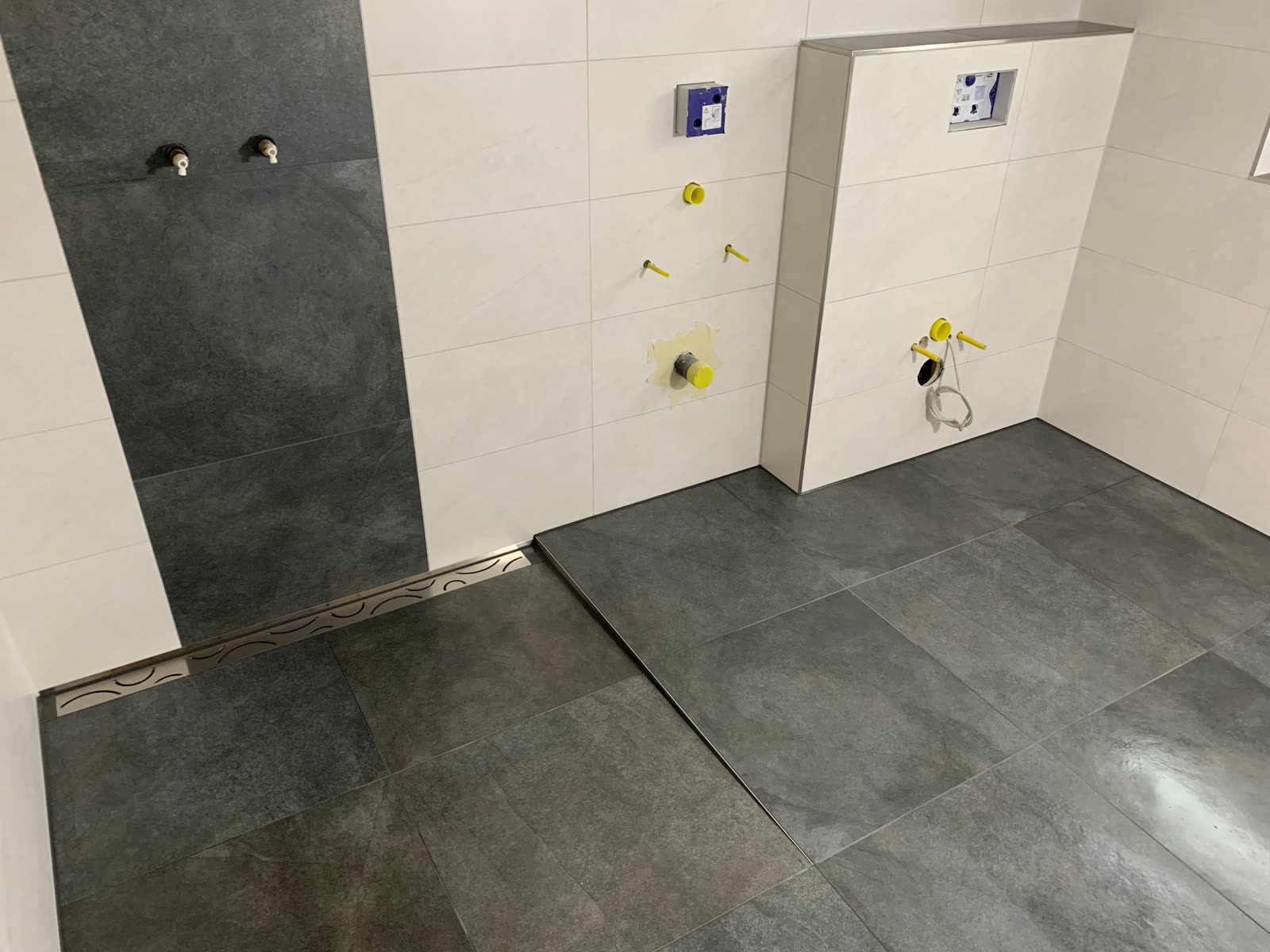 Bodengleiche Dusche, modern gefliest