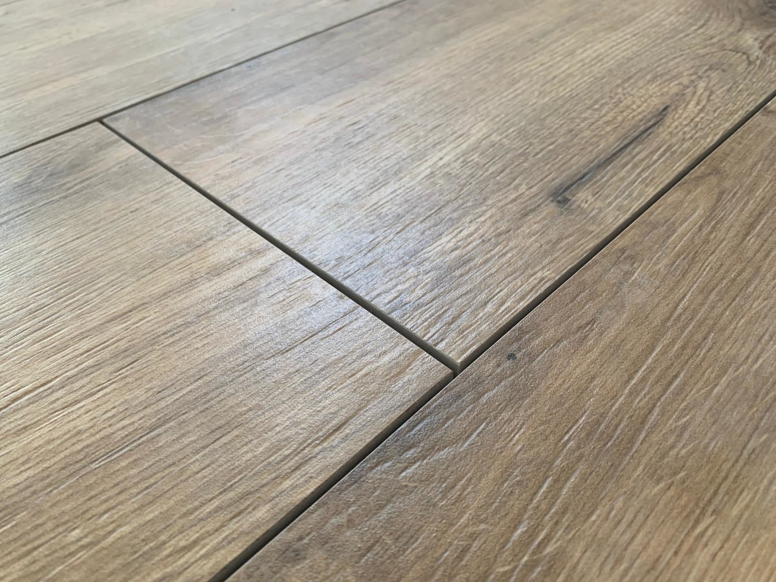 Raum mit Holzoptik-Boden