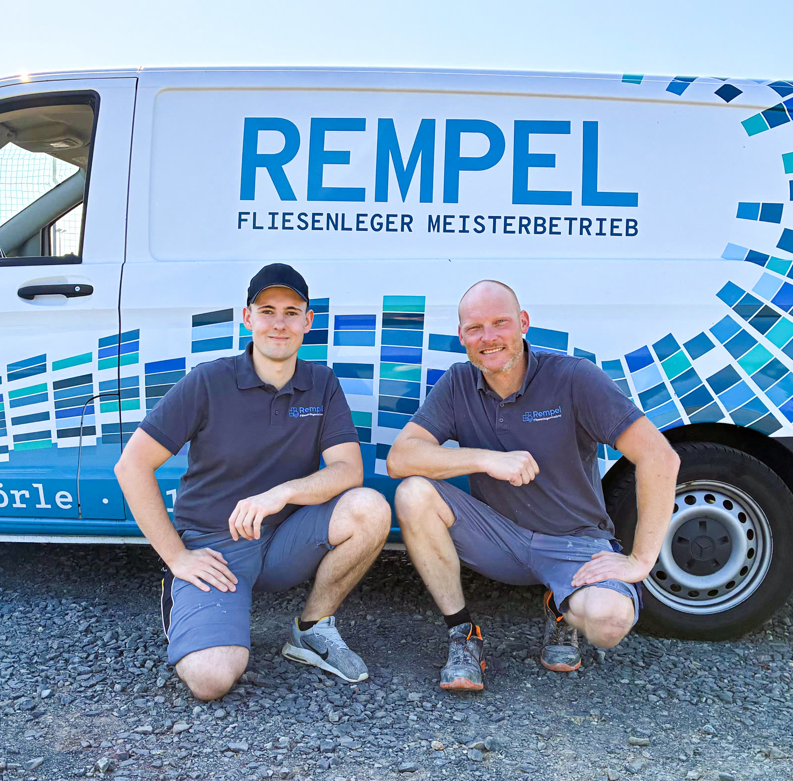 Das Team von Rempel Fliesenlegermeister vor dem Firmenfahrzeug
